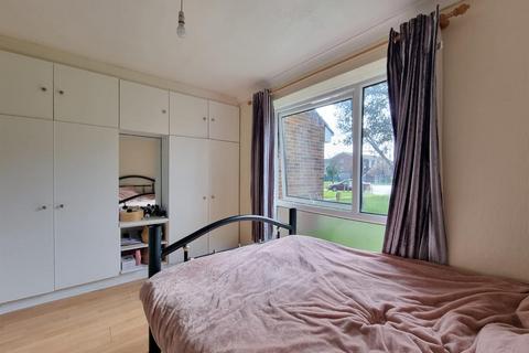 1 bedroom flat for sale - Dellow Close, Ilford