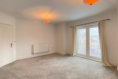 2 bedroom apartment for sale, Larkfield Court, Brighouse