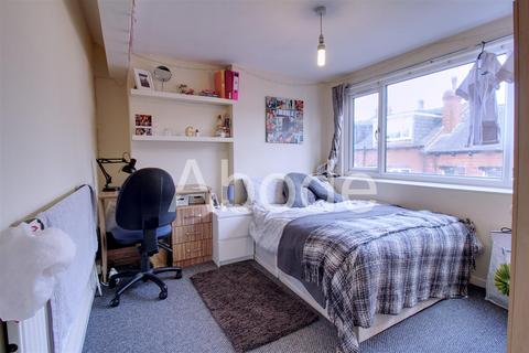 3 bedroom house to rent, Spring Grove Walk, Hyde Park, Leeds