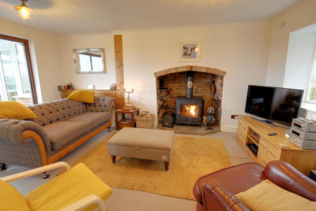 Four Oaks, Newent 3 bed detached house for sale £385,000