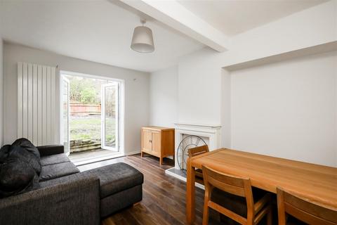 3 bedroom end of terrace house to rent - Hobbes Walk, London