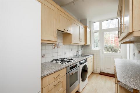 3 bedroom end of terrace house to rent, Hobbes Walk, London