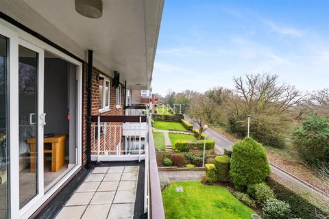 2 bedroom flat for sale, Tree Tops, Woodford Green IG8