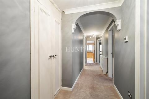 2 bedroom flat for sale, Tree Tops, Woodford Green IG8