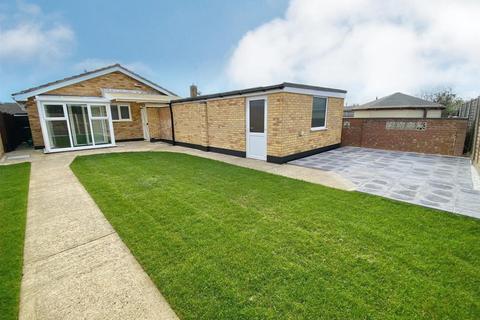 2 bedroom detached bungalow for sale - Heigham Drive, Oulton Broad, Lowestoft, Suffolk