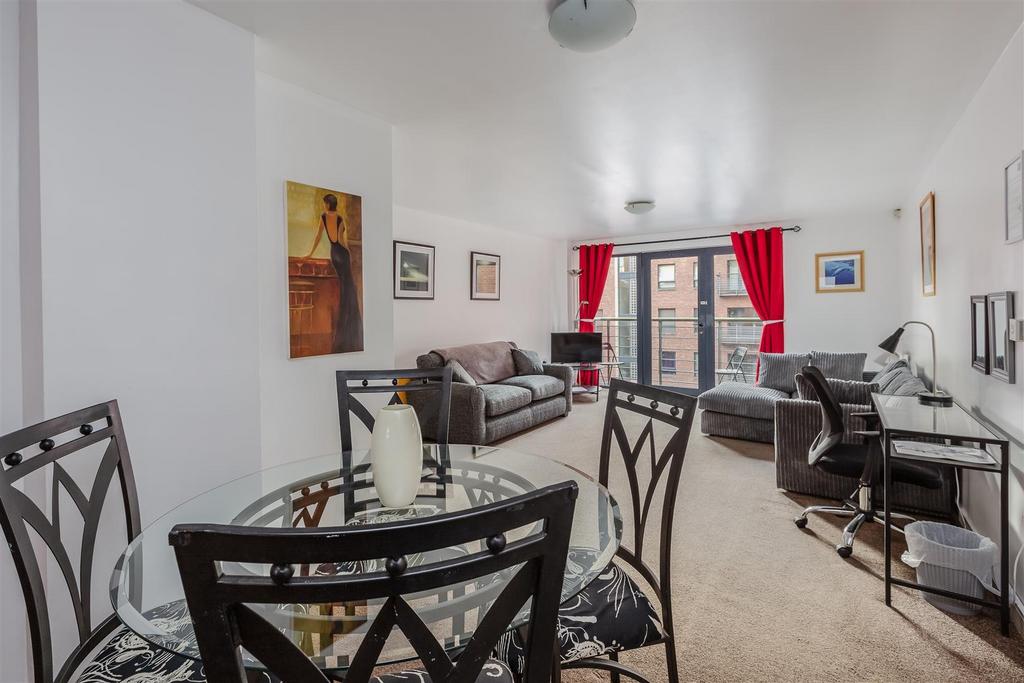 Lounge/dining area