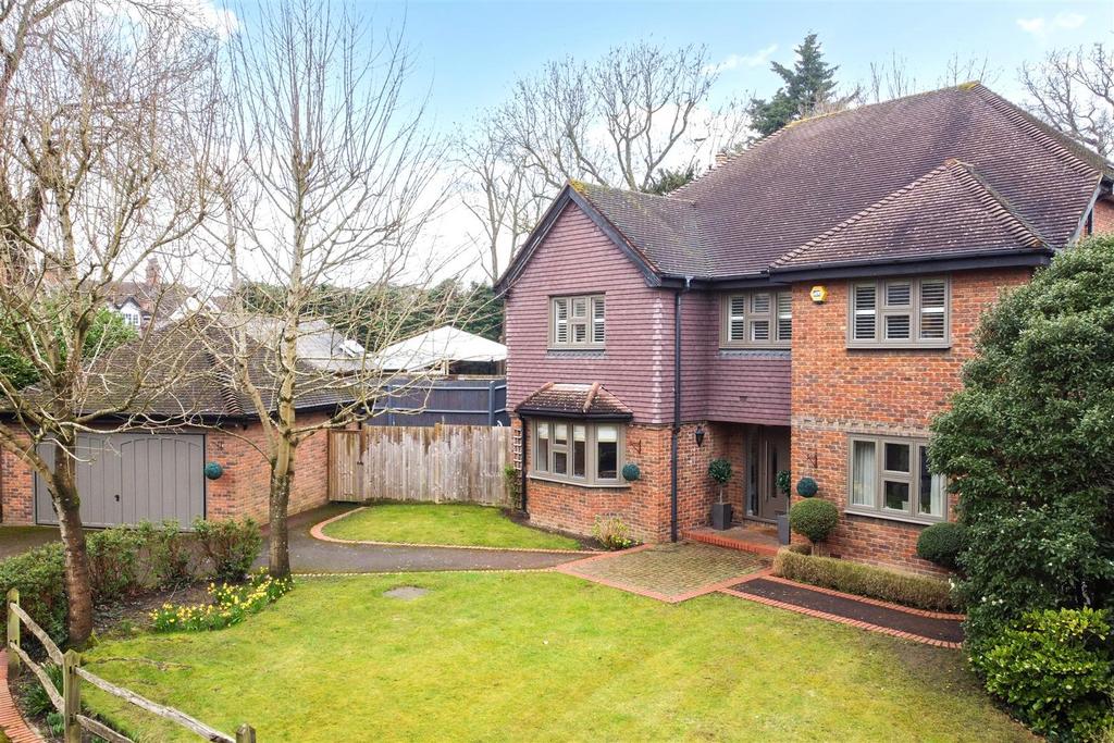 Uplands Drive, Oxshott 5 bed detached house for sale £1,500,000