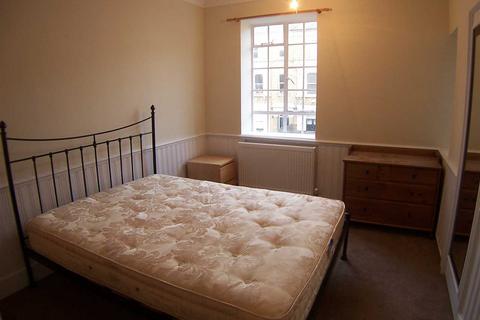 3 bedroom flat to rent, Frithville Gardens, London W12