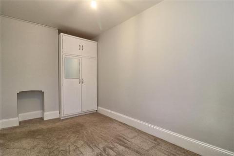 2 bedroom flat to rent, York Road, Woking GU22