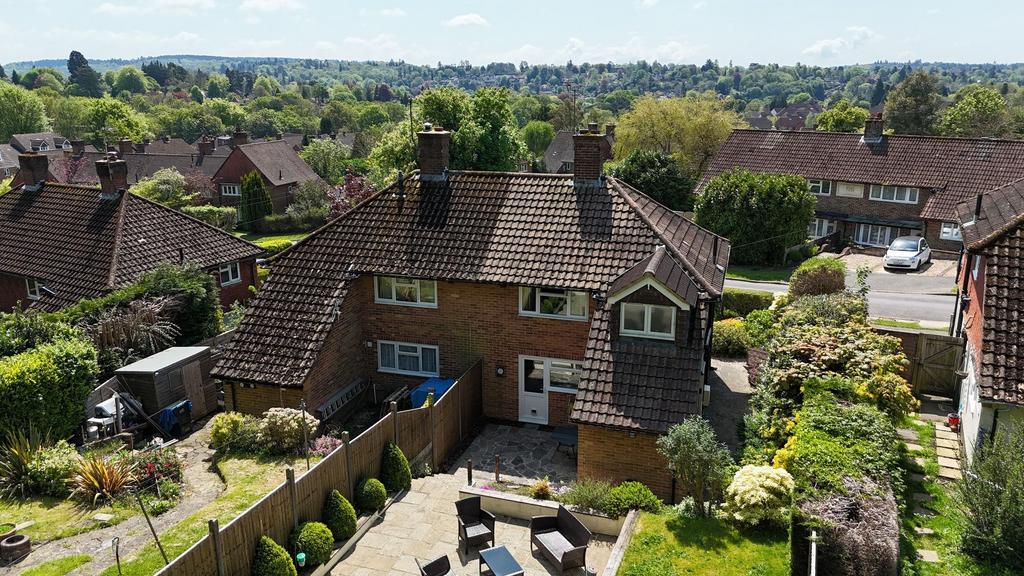 Whitfield Road, Haslemere, GU27 2 bed semidetached house for sale £