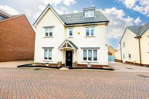 5 bedroom detached house for sale, Stamford Drive, Dunton Fields, SS15
