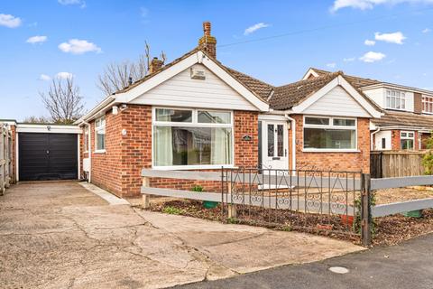 3 bedroom bungalow for sale - Silver Street, Holton le Clay, Grimsby, N E Lincolnshire, DN36