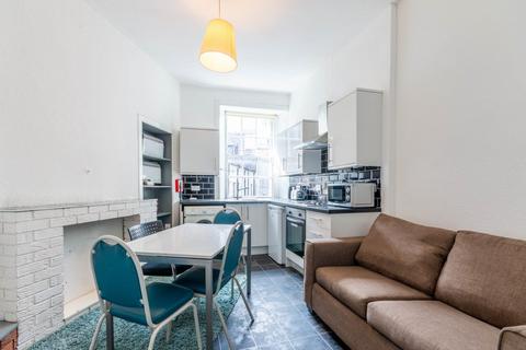 1 bedroom flat to rent, 0825L – Causewayside, Edinburgh, EH9 1PU