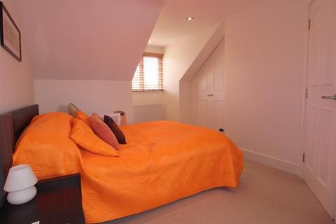 4 bedroom terraced house to rent, Hill View Road, Woking, Surrey, GU22