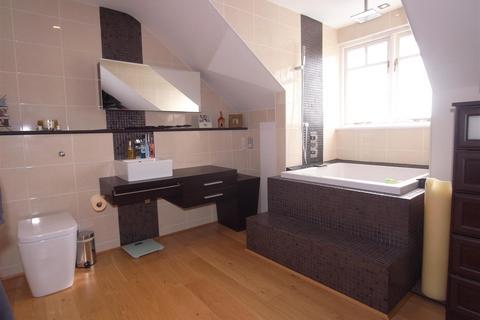 4 bedroom terraced house to rent, Hill View Road, Woking, Surrey, GU22