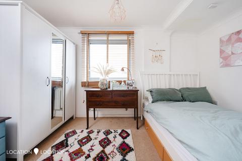 2 bedroom flat to rent - Lewis Gardens, London, N16
