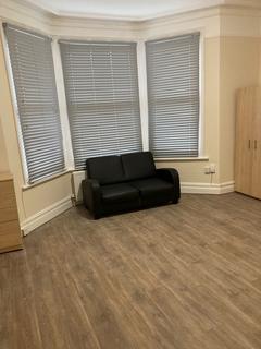 4 bedroom flat to rent, New Cross Road, London SE14