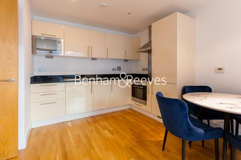 1 bedroom apartment to rent, Millharbour, South Quay E14