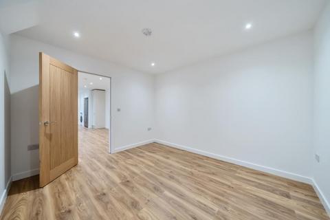 1 bedroom flat for sale, Longcross,  Surrey,  KT16