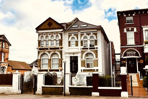 Studio to rent - Lampton Road, Hounslow, TW3