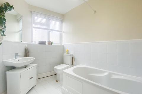 2 bedroom house to rent, Hutton Grove, London N12