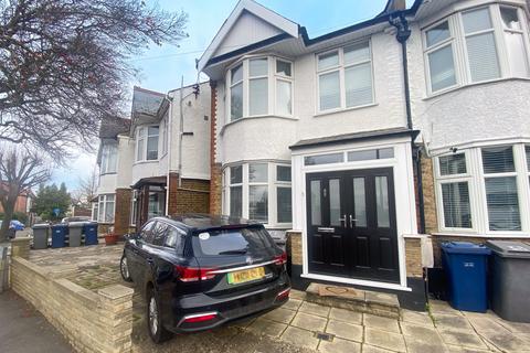 2 bedroom house to rent, Hutton Grove, London N12
