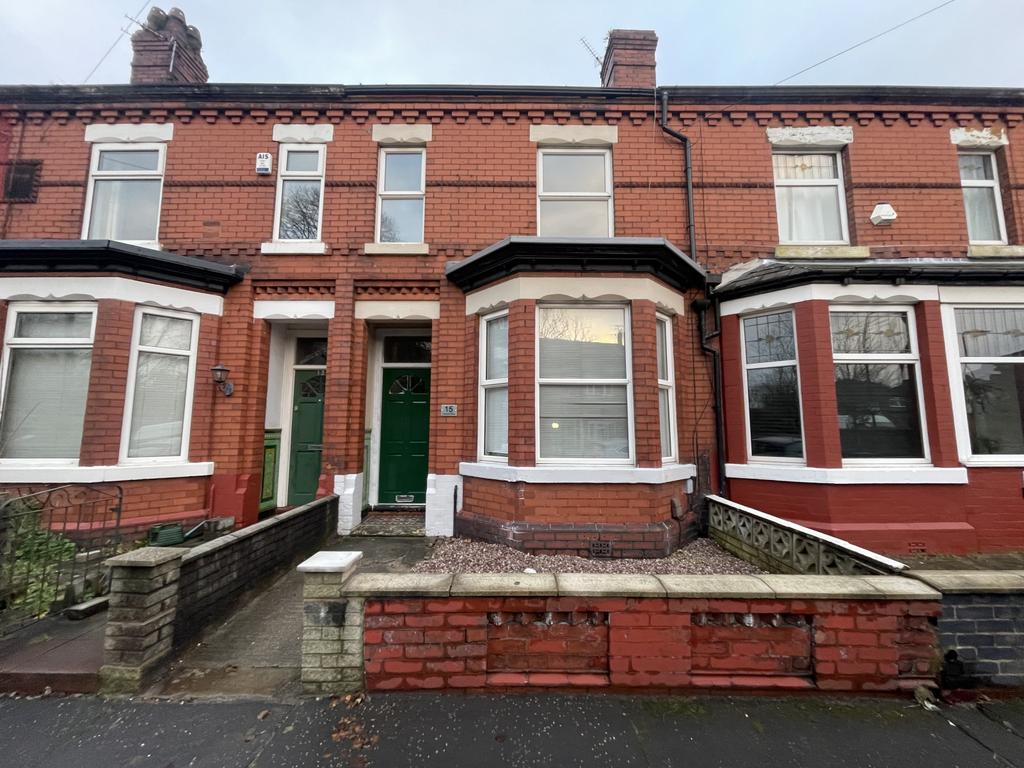 3 Bedroom Mid Terrace for Let