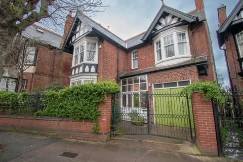 4 bedroom detached house for sale, St. James Road, Leicester
