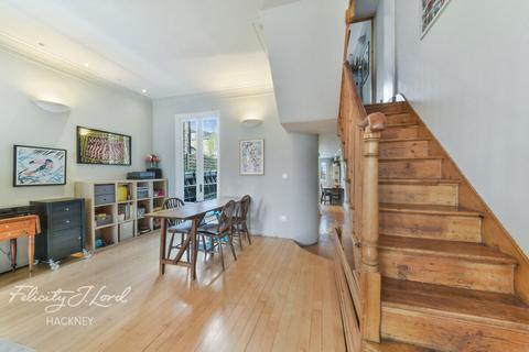 15 Walsingham Road, London, E5 8NE