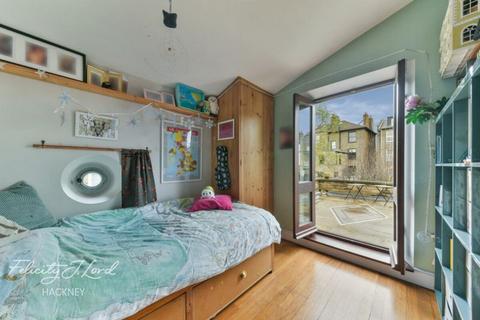 15 Walsingham Road, London, E5 8NE