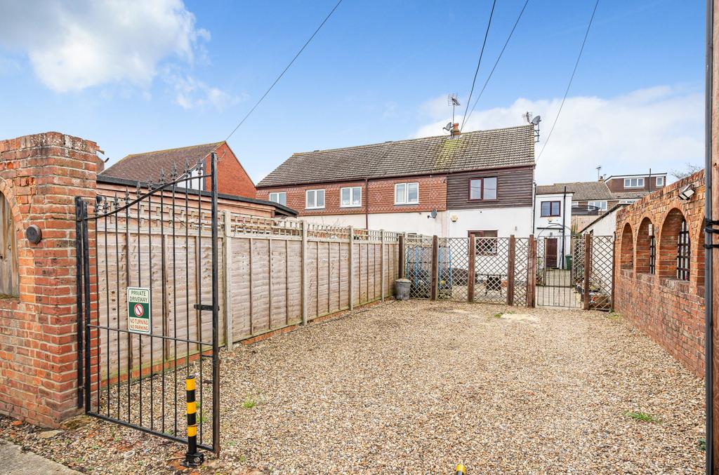 Main Road, Sutton At Hone, Dartford... 3 bed semidetached house for