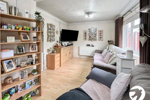 3 bedroom semi-detached house for sale - Roberts Close, Sittingbourne, Kent, ME10