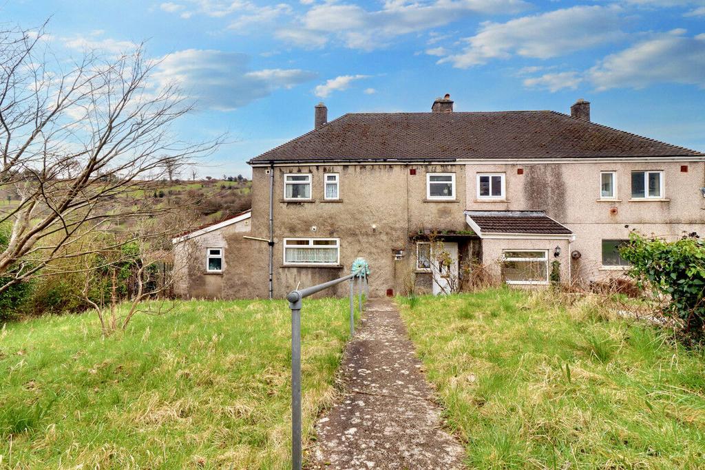 Hillside Drive, Pontypool 3 bed semidetached house £180,000