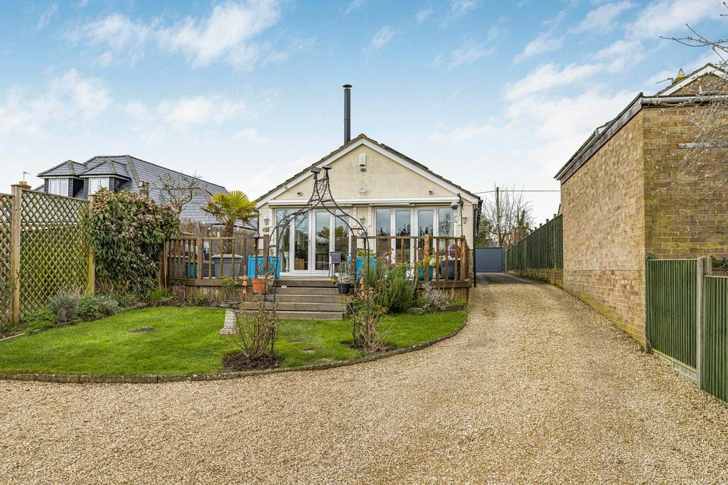 Oxford Road, Garsington, OX44 3 bed detached bungalow for sale £595,000