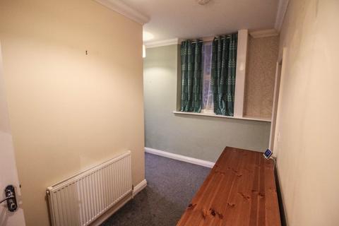 1 bedroom flat for sale, Jubilee Road*Ground Floor*Private Garden*Lounge & Dining Room*Utility/Cloakroom*Vacant*Quick Move*