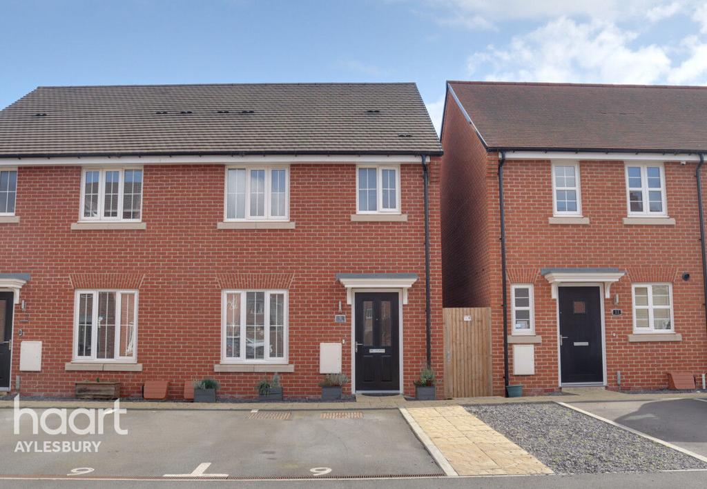 Blue Rock Drive, Aylesbury 3 bed semidetached house for sale £385,000