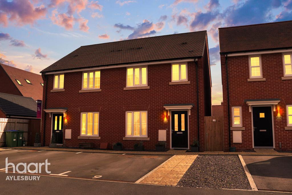 Blue Rock Drive, Aylesbury 3 bed semidetached house for sale £385,000