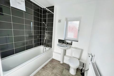 2 bedroom flat to rent, Stockport Road, Grove Village, M13