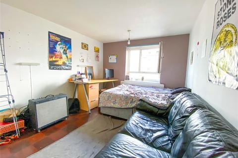 3 bedroom flat to rent, Courtlands, Brighton BN2