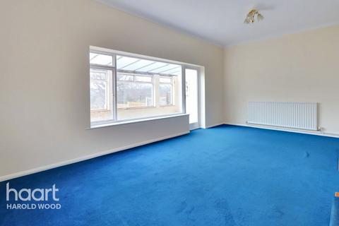 31 The Mount, Romford, RM3 7LJ