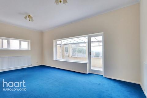 31 The Mount, Romford, RM3 7LJ