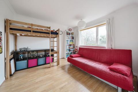 12 Broadacre, Staines, TW18 2DH