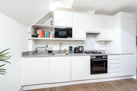 2 bedroom flat for sale - Lingfield Avenue, Kingston Upon Thames KT1