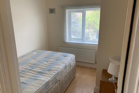 1 bedroom in a house share to rent, Worcester Park, KT4