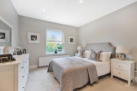 Flat 2, 72 Queens Road, London, SW19 8LR
