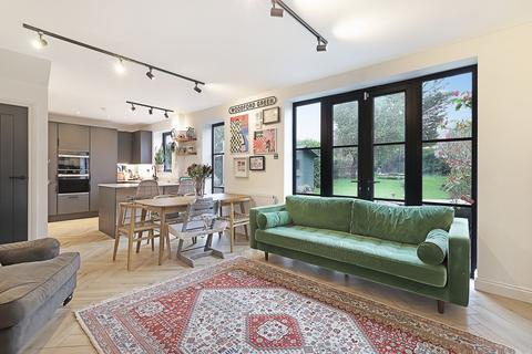 43 Forest Edge, Buckhurst Hill, IG9 5AE