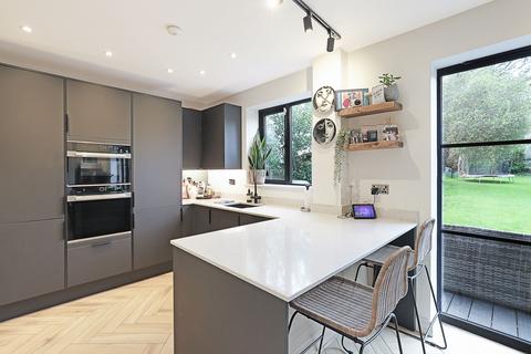 43 Forest Edge, Buckhurst Hill, IG9 5AE