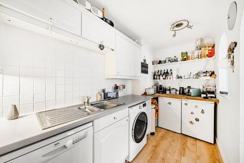 2 bedroom flat for sale - Knaphill,  Woking,  GU21