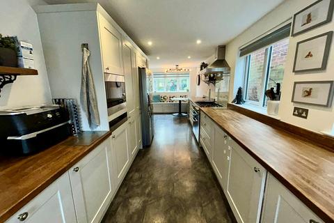 4 bedroom semi-detached house to rent, Evelyn Drive, Pinner HA5