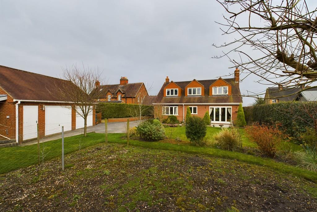 Hanbury Hill, Hanbury 3 bed detached house - £500,000